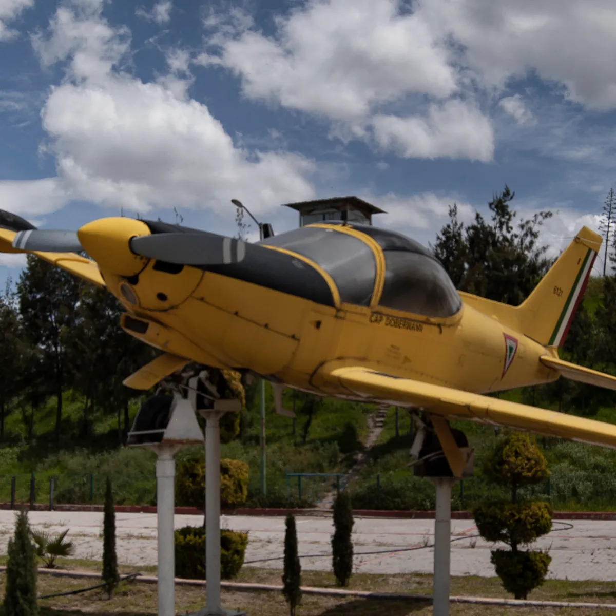 Fotografía de una aeronave amarilla exhibida al aire libre.