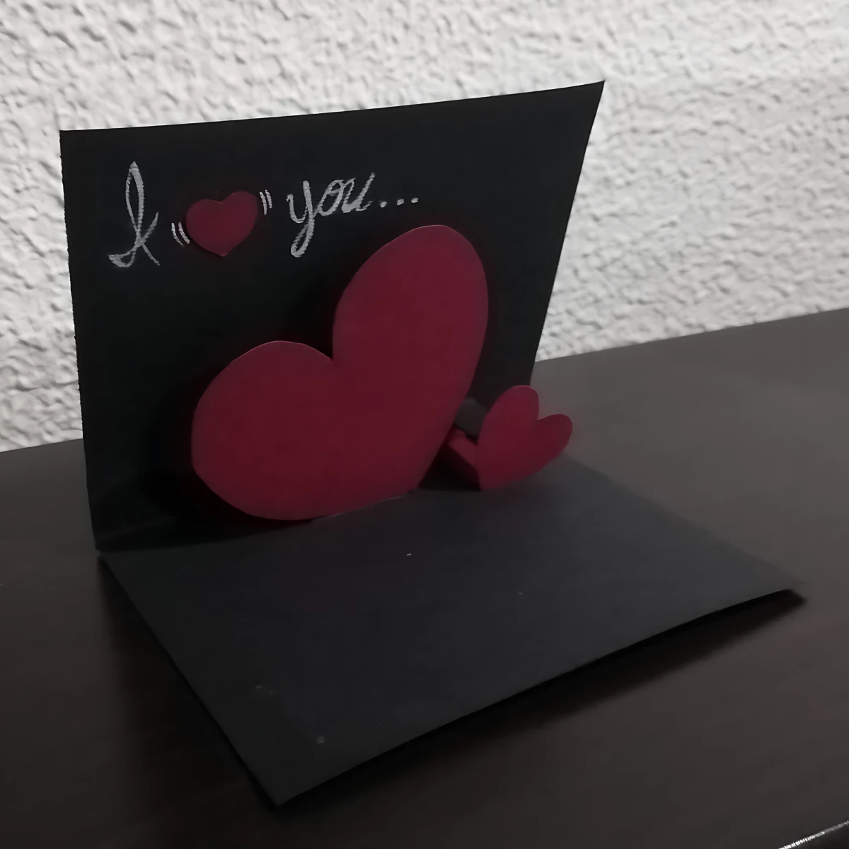 Selección de proyectos pop-up elaborados en papel, incluyendo invitaciones, tarjetas y piezas de portafolio.