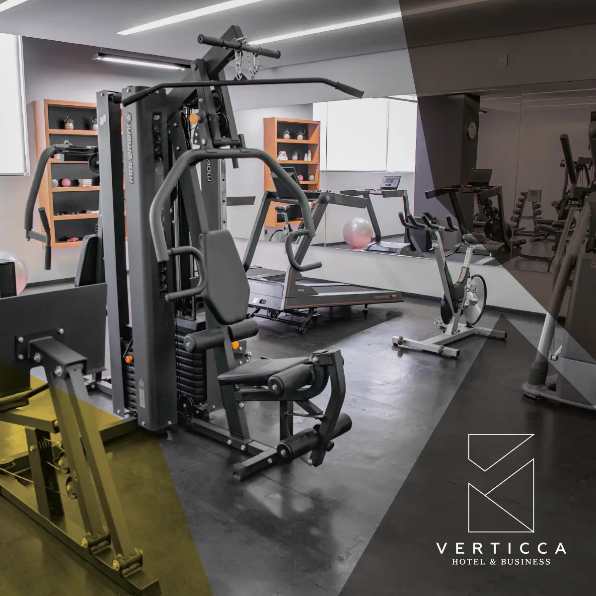Diseño con fotografía del gimnasio dentro del hotel.