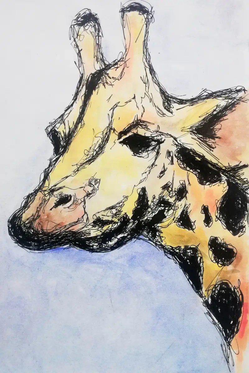 Estudio gestual en acuarela y tinta de una jirafa sobre fondo claro.