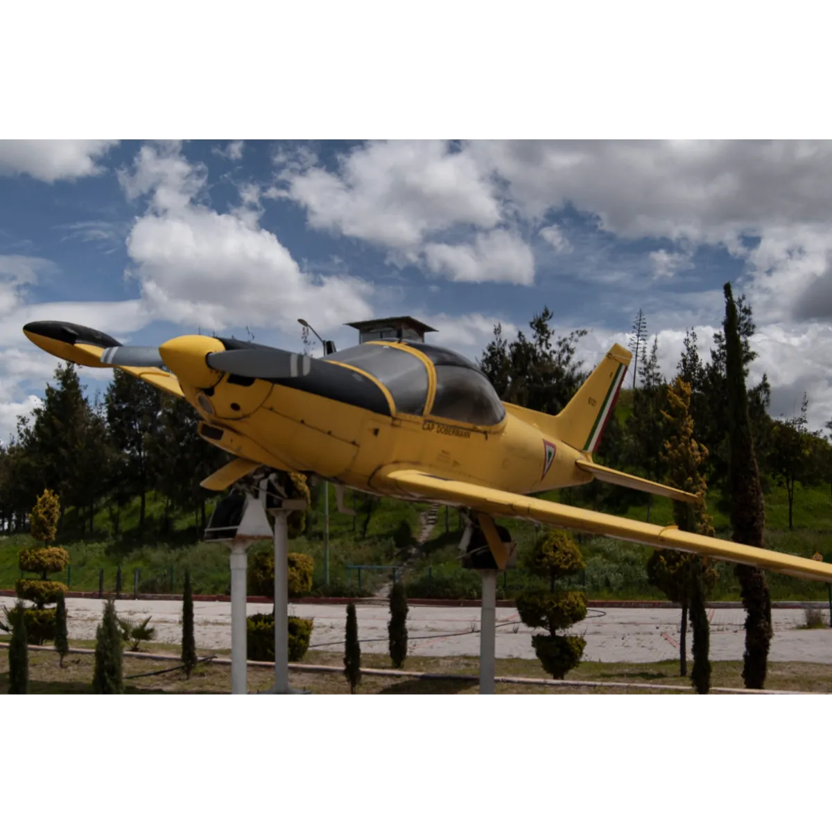 Avión amarillo completo