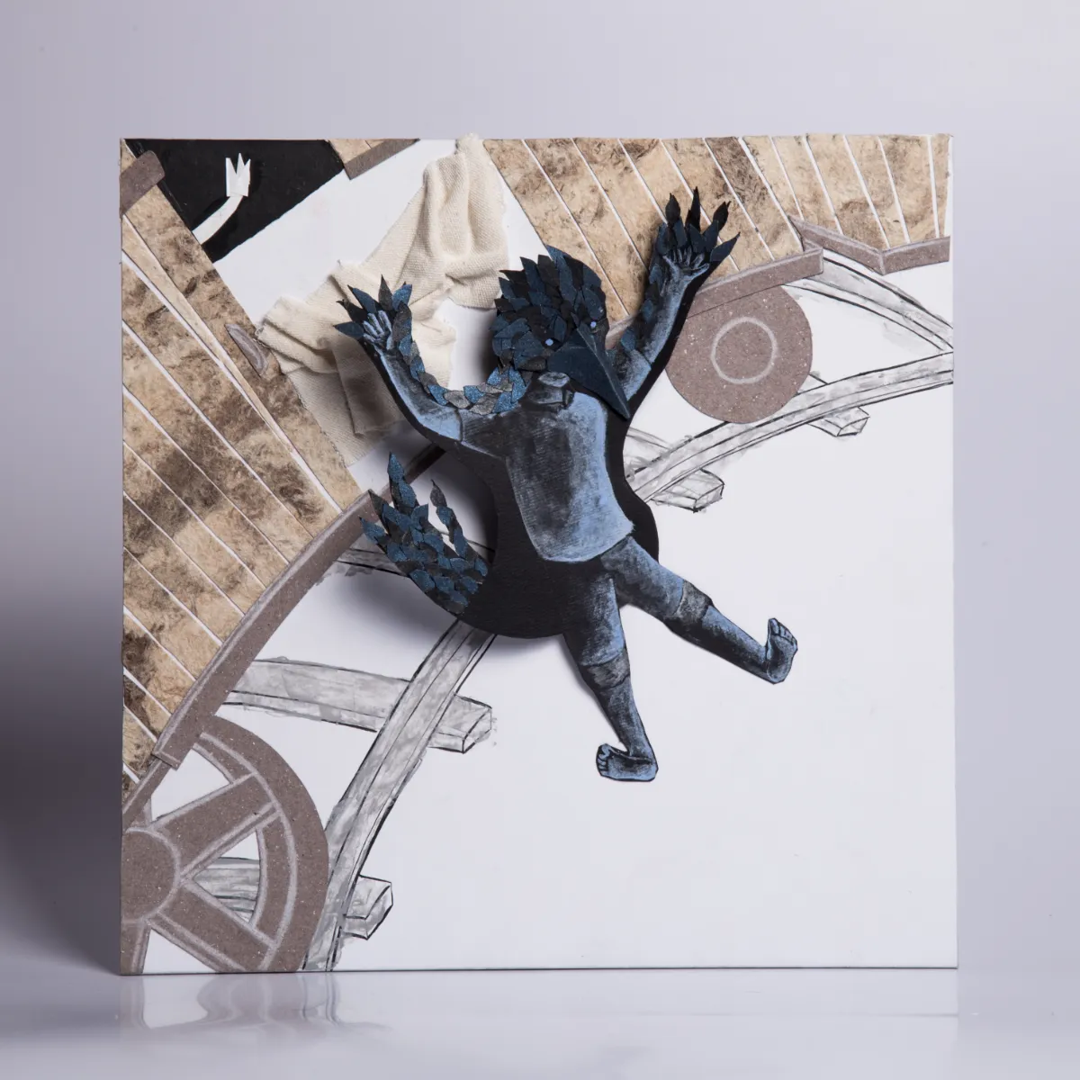 Ilustración completa del personaje blanco cayendo sobre vías y ruedas construidas con papel.