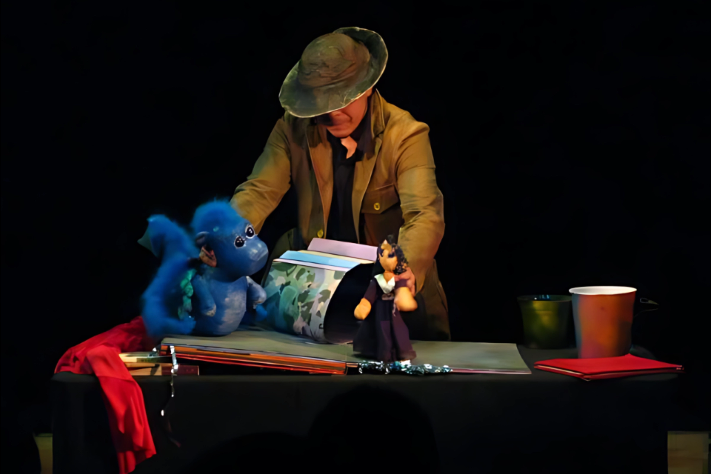Escenografía desplegable de papel creada para la obra de títeres El Dragón Azul de la compañía Teatrapos.