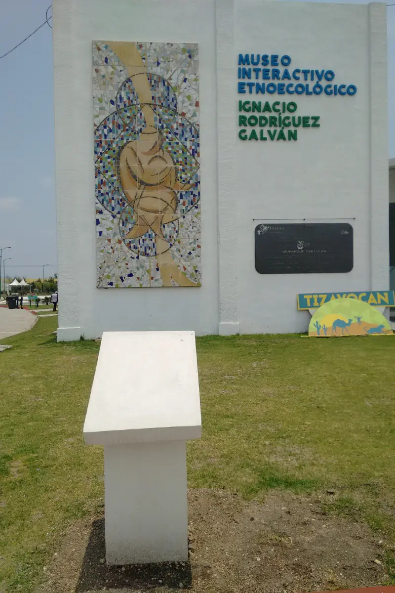Mural colectivo en mosaico instalado en el Parque Ecológico Tizayocan, realizado durante la universidad en 2015.