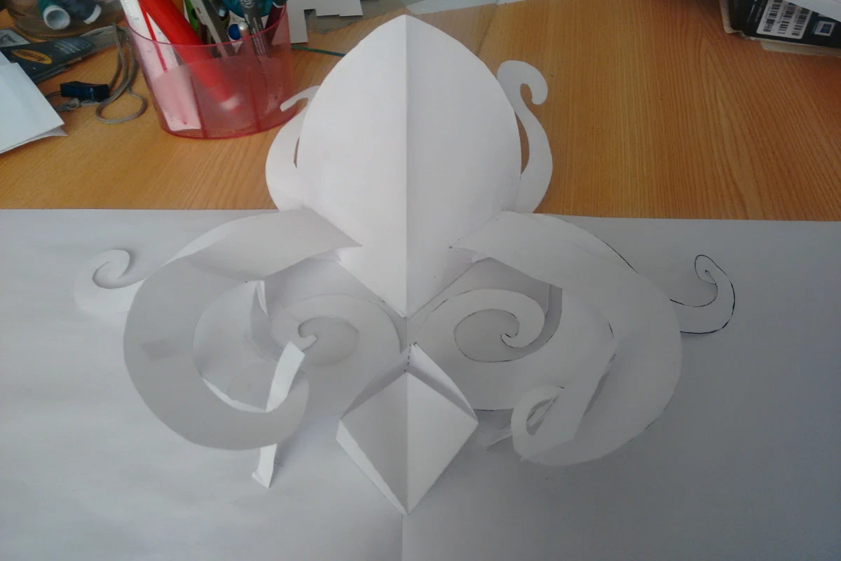 Selección de proyectos pop-up elaborados en papel, incluyendo invitaciones, tarjetas y piezas de portafolio.