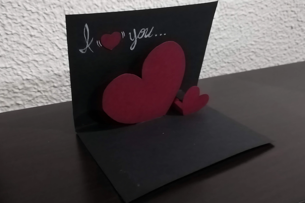 Selección de proyectos pop-up elaborados en papel, incluyendo invitaciones, tarjetas y piezas de portafolio.