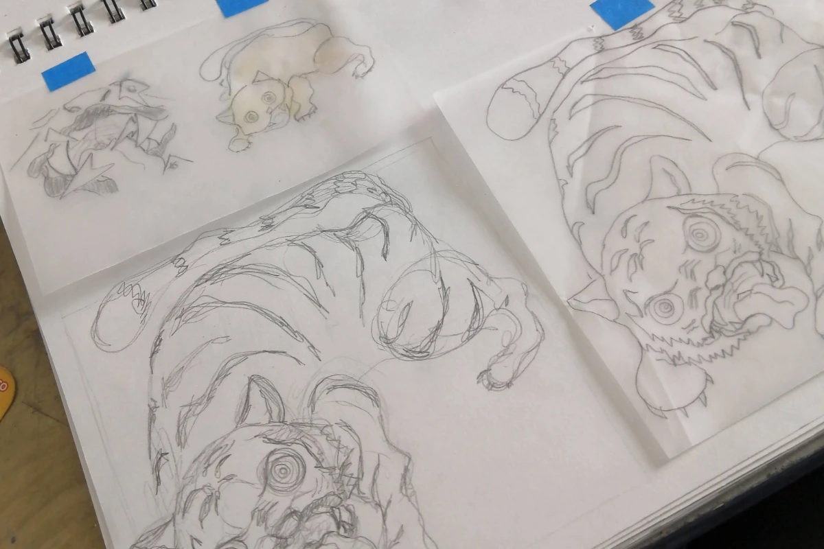 Ilustración en acuarela de un tigre de expresión alterada visto desde una perspectiva superior.