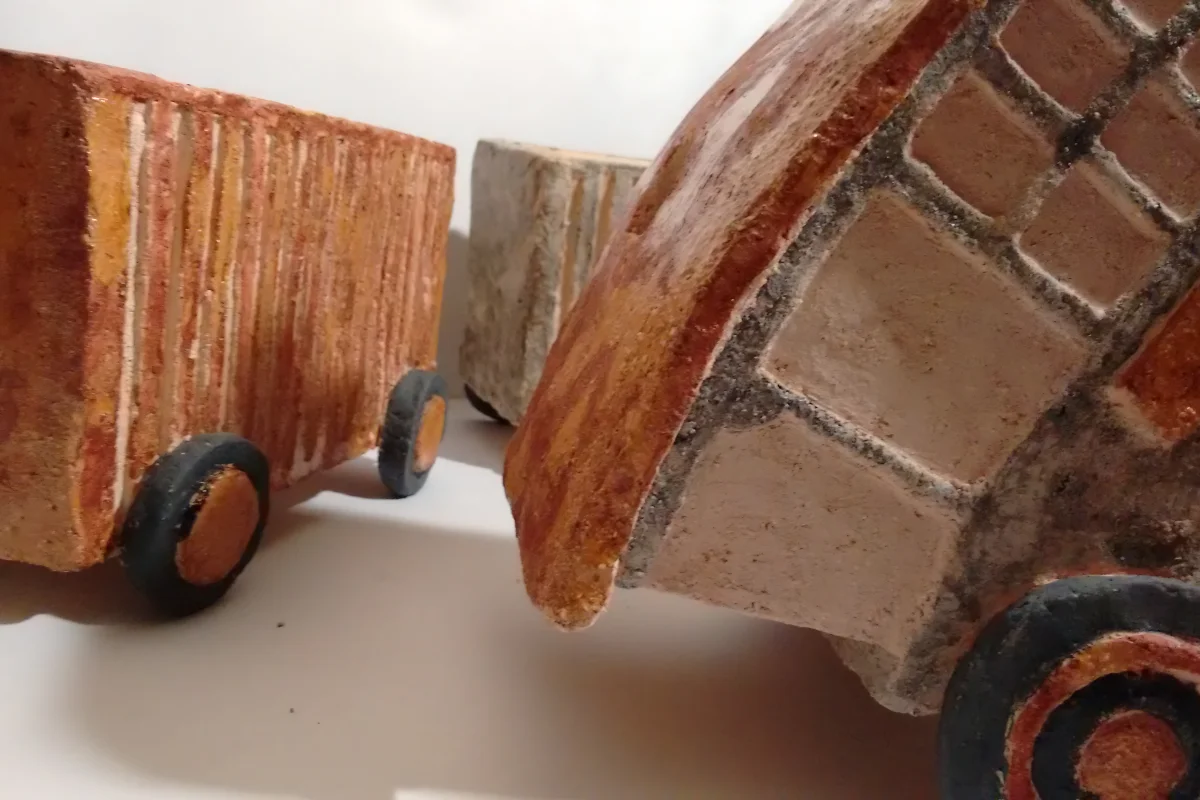 Detalle frontal de una locomotora modelada en cerámica de alta temperatura.